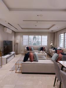 فيلا واحدة فقط الدور ارضي بالكامل للضيافة دخول ذاتي