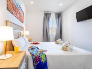 31 Los Cristianos front sea, pool free WiFi