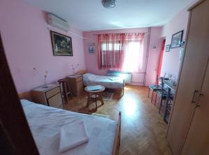 Mirna noć, soba s 2 odvojena kreveta