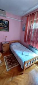 Mirna noć, soba s 2 odvojena kreveta