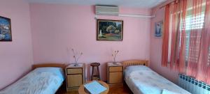 Mirna noć, soba s 2 odvojena kreveta