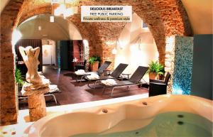 Hotel Mitra, Story Hotels