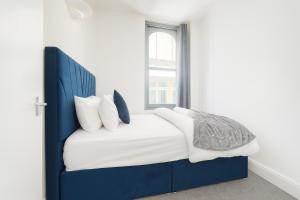 Stylish 2 Bedroom Apartment in the Heart of Soho Walk to Cafes & Attractions! No Lift