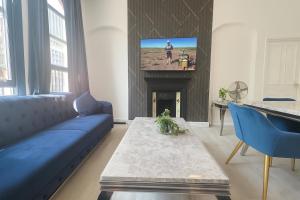 Stylish 2 Bedroom Apartment in the Heart of Soho Walk to Cafes & Attractions!