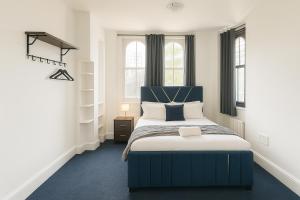 Stylish 2 Bedroom Apartment in the Heart of Soho Walk to Cafes & Attractions!