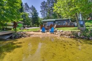 Pequot Lakes Cabin with Dock on Loon Lake! - 3hvězdičkové hotely ve městě Pequot Lakes