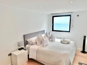 The Lookout-Sea Views-Balcony-Free parking