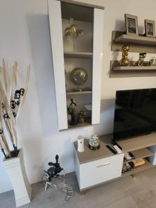 Warm 2BR in Heart of City, Walk to Shops & Cafés