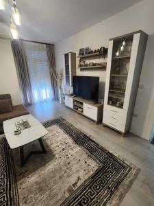 Warm 2BR in Heart of City, Walk to Shops & Cafés