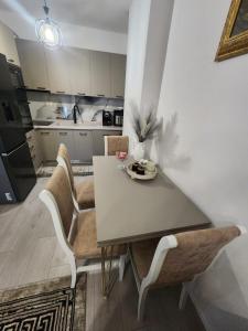 Warm 2BR in Heart of City, Walk to Shops & Cafés