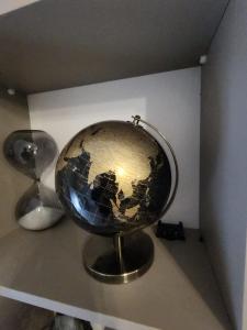 Warm 2BR in Heart of City, Walk to Shops & Cafés