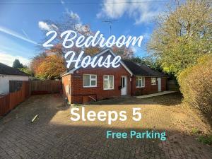 2 Bedroom-House-Sleeps 5 In Front Horley Station -Near Gatwick Airport