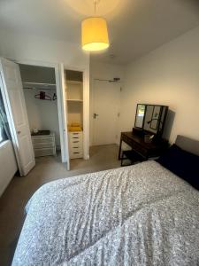 2 Bedroom-House-Sleeps 5 In Front Horley Station -Near Gatwick Airport