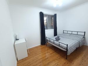 Queen Room in Carlingford near Shops and Station - NC4