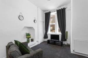Sleek Canalside Stay in Edinburgh
