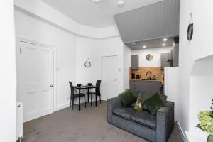 Sleek Canalside Stay in Edinburgh