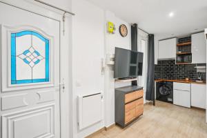 Beautiful renovated studio metro