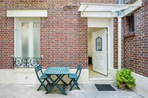 Beautiful renovated studio metro