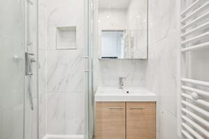 Beautiful renovated studio metro