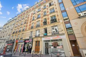 Beautiful renovated studio metro