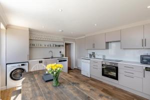 4 Bed in Swanage oc-t32439