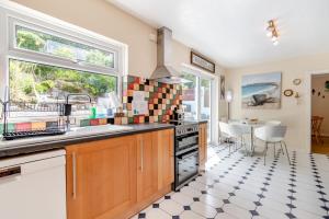 4 Bed in Haverfordwest oc-s32615