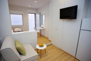 Emily in Athens - Central balconette flat with Starlink