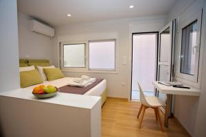 Emily in Athens - Central balconette flat with Starlink