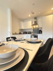 New Deluxe 2-BDR Apartment with FREE Parking