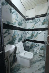 Hotel Shri Balaji Dham, Family Rooms Near Mathura Railway Station