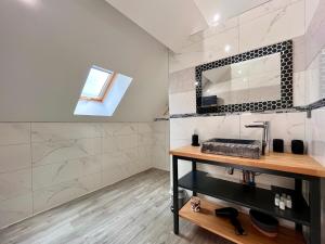 Maisons de vacances Maison avec jacuzzi - Village paisible Sacy - LES NARCISSES : photos des chambres