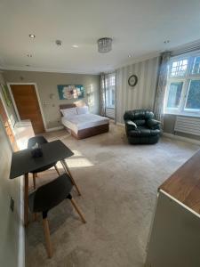 Studio 1 Golden Manor