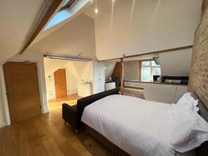 Studio 1 Golden Manor