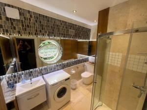 Studio 1 Golden Manor