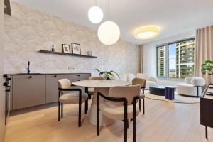 SkyPark Apartment with City Views Free Parking