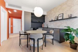 SkyPark Apartment with City Views Free Parking