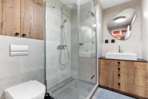 SkyPark Apartment with City Views Free Parking