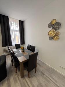 Újszerű, jól felszerelt lakás a város szîvében, ingyenes parkolással!