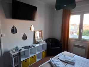 Hotels Le Crist'Al, hotel et restaurant, partiellement climatise, en front de mer et centre ville : photos des chambres