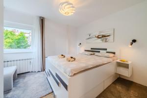 The Green Corner Apartment With Balcony - Happy Rentals