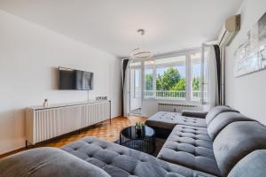 The Green Corner Apartment With Balcony - Happy Rentals