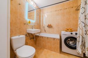 The Green Corner Apartment With Balcony - Happy Rentals