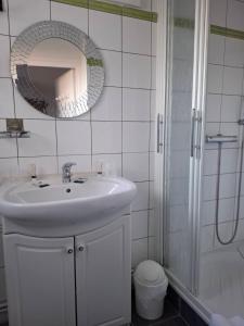 Hotels Le Crist'Al, hotel et restaurant, partiellement climatise, en front de mer et centre ville : photos des chambres