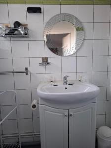 Hotels Le Crist'Al, hotel et restaurant, partiellement climatise, en front de mer et centre ville : photos des chambres