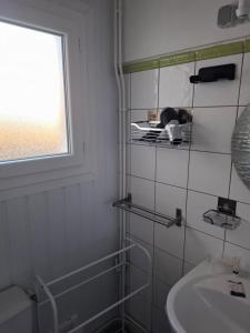 Hotels Le Crist'Al, hotel et restaurant, partiellement climatise, en front de mer et centre ville : photos des chambres