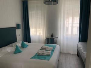 Hotels Le Crist'Al, hotel et restaurant, partiellement climatise, en front de mer et centre ville : photos des chambres