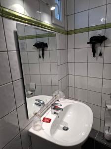 Hotels Le Crist'Al, hotel et restaurant, partiellement climatise, en front de mer et centre ville : Chambre Double Économique