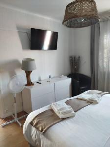 Hotels Le Crist'Al, hotel et restaurant, partiellement climatise, en front de mer et centre ville : photos des chambres