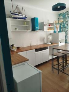 Hotels Le Crist'Al, hotel et restaurant, partiellement climatise, en front de mer et centre ville : photos des chambres