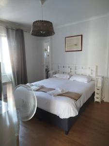 Hotels Le Crist'Al, hotel et restaurant, partiellement climatise, en front de mer et centre ville : photos des chambres